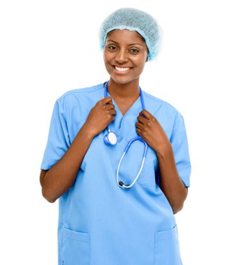 Portre, doktor ve siyah kadın steteskoplu beyaz arka planda sağlık, klinik ya da hastane için. Gülümse, hemşire ve tıbbi uzman kendine güvenen, mutlu ya da profesyonel bakımla stüdyoda.