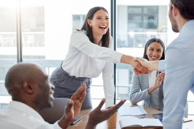 Alkışlarla dolu bir toplantı sırasında ofiste profesyonelce tanışma ve tokalaşma. İş adamı, işe alım ve takım çalışmasında işbirliği yaptığı için hoş geldin ve tebrikler.