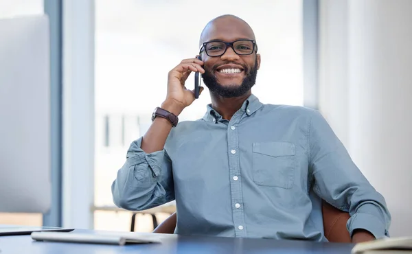 Sonríe Retrato Hombre Negocios Con Teléfono Celular Una Llamada Telefónica —  Fotos de Stock