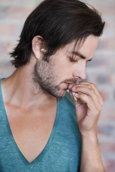 Próbuję Rzucić Ten Nawyk Zamknij Profil Przystojnego Mężczyzny Papierosem Ustach — Zdjęcie stockowe