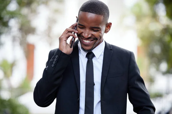 Μαύρος Άνθρωπος Επιχείρηση Και Χαμόγελο Στο Δρόμο Τηλεφώνημα Και Μιλάμε — Φωτογραφία Αρχείου
