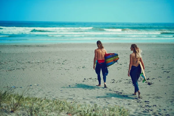 あなたのボードとサーフィンに乗る 若いカップルがサーフボードを持ってビーチを歩いていて — ストック写真