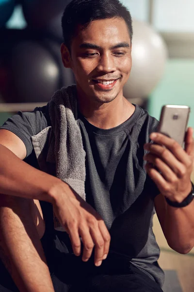 Fitness Selfie Człowiek Piętrze Telefonem Aktualizacji Zdrowia Mediach Społecznościowych Szczęścia — Zdjęcie stockowe