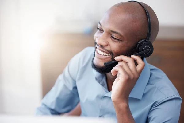 Call Центр Черный Человек Счастливый Агент Работающий Компьютере Офисе Бизнес — стоковое фото