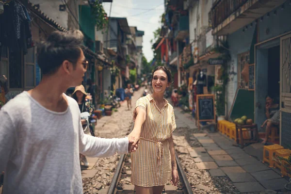 Naplň Svůj Život Zábavnými Vzpomínkami Mladý Pár Procházející Ulicemi Vietnamu — Stock fotografie