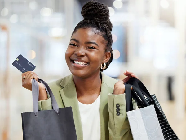 Mulher Negra Retrato Saco Compras Com Cartão Crédito Para Pagamento — Fotografia de Stock