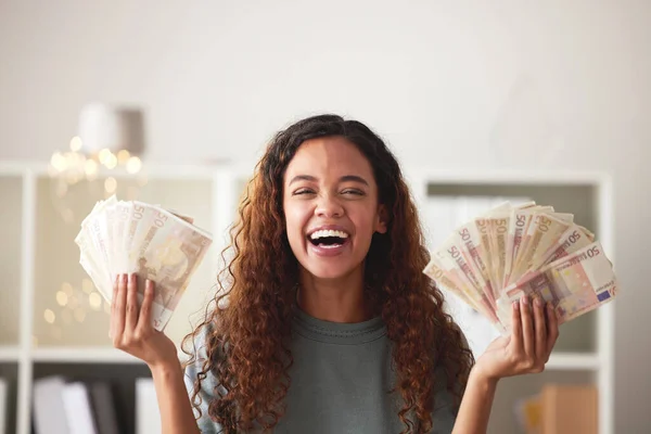Mulher Feliz Com Dinheiro Nas Mãos Poupança Finanças Com Sucesso — Fotografia de Stock