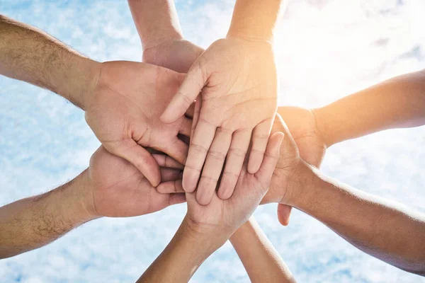 Mãos Círculo Céu Azul Comunidade Colaboração Para Apoio Mundial Confiança — Fotografia de Stock