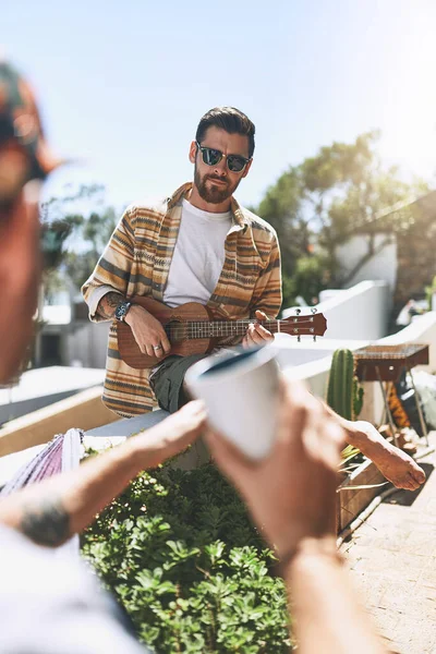 Única Banda Homens Jovem Alegre Tocando Sua Guitarra Enquanto Seu — Fotografia de Stock