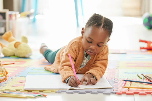 黑人女孩 地板和学习与艺术教育 绘画和色彩放松 快乐和写作 幼儿和在当地的年轻人 家庭和儿童幸福地发展 — 图库照片
