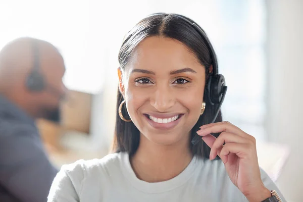 Gezicht Call Center Glimlach Van Een Vrouw Met Een Headset — Stockfoto