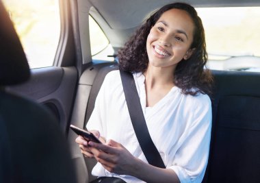 Gülümse, taksinin arka koltuğundaki kadın ve telefon, taşınma ya da GPS yer araması için mobil uygulama kullanıyor. Seyahat servisi, yolculuk ve mutlu yolcu taksideki cep telefonlu varış yeri takip aracı.