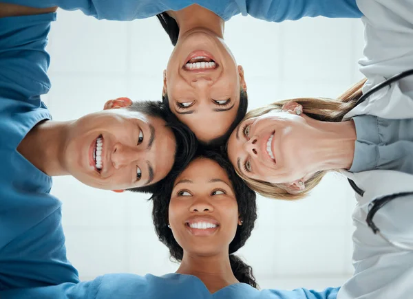 Happy Teamwork Faces Doctors Huddle Smile Collaboration Healthcare Mission Goals — Stock Photo, Image