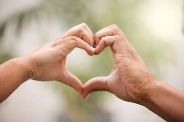 Serce Ręce Znak Para Świeżym Powietrzu Opieki Uczucia Lub Więzi — Zdjęcie stockowe