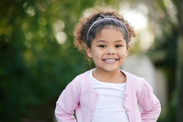 Szczęśliwy Uśmiech Portret Dziecka Ogrodzie Radością Pozytywnymi Emocjami Wzrostem Dzieciństwie Zdjęcia Stockowe bez tantiem