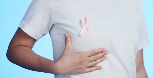 Różowa Wstążka Rak Piersi Świadomość Kobietą Studio Niebieskim Tle Dla — Zdjęcie stockowe