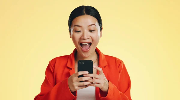 Winnaar Succesviering Aziatische Vrouw Met Telefoon Studio Geïsoleerd Een Gele — Stockfoto