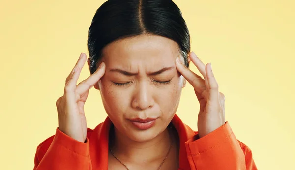 亚洲女人 头痛和工作室有压力 偏头痛和双手按压太阳穴的背景 年轻的日本模特儿 有精神健康 疲倦和精疲力竭的痛苦和焦虑背景 — 图库照片