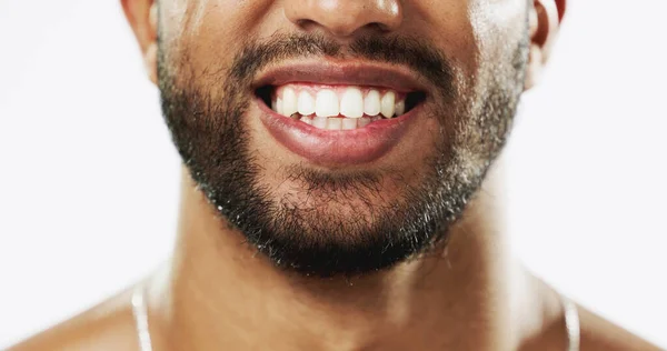 在演播室里的印度人的牙齿 牙齿和笑容 都是为了美感 清洁和自我照顾 口腔卫生 自然护理和化妆品治疗 男模从白色背景中分离出来 供新鲜或易碎食材食用 — 图库照片