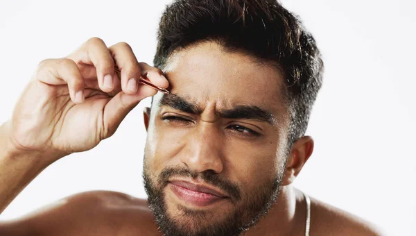 男人在工作室里用镊子修剪眉毛 以获得自我照顾 美丽和清洁 来自印度的脱毛 脱发和男模 通过白色背景进行面部摘除 — 图库照片