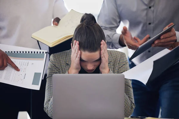 Laptop Fejfájás Multitask Egy Üzletasszony Igényes Kollégák Dolgoznak Irodában Stressz — Stock Fotó