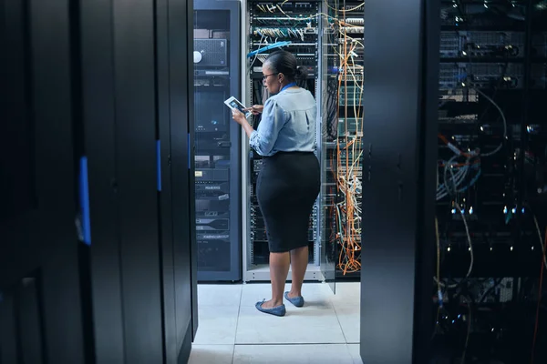 Женщина Серверная Инженер Планшетом Программирования Обновления Системы Обслуживания Кабелей Черная — стоковое фото