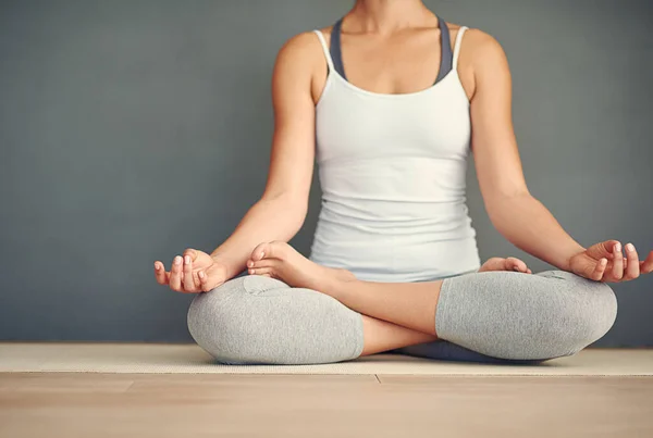Kvinna Händer Och Yoga Meditation Golvet Andlig Wellness Zen Eller — Stockfoto