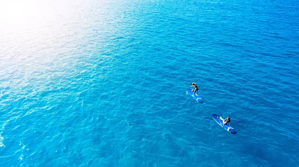 Mavinin Alabildiğine Mavi Bir Erkek Bir Kadın Kürek Çekerek Denizi — Stok fotoğraf