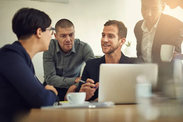Reunião Negócios Laptop Pessoas Felizes Discussão Gerente Grupo Feedback Trabalho — Fotografia de Stock
