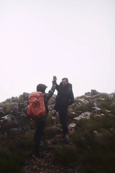 天気はそれを困難にしたが 我々はそれを作った 2人の男性の友人が山の中でハイキングをしながら — ストック写真