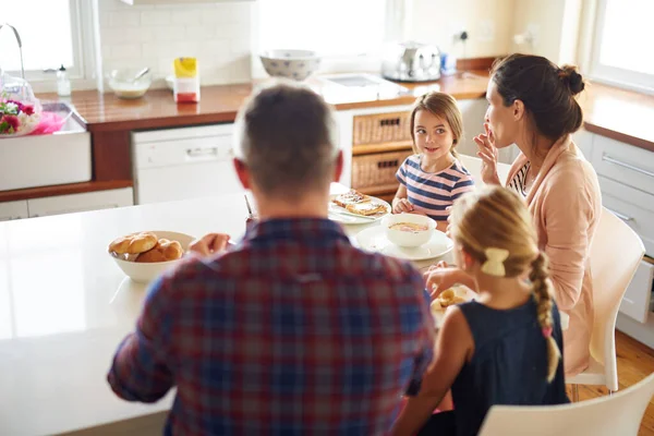 快乐的家庭 早上和吃早餐在厨房吃饭或在一起的时间在家里 父亲和有健康食品的儿童开始一天的营养或谷物在家里 — 图库照片