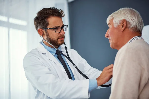 Ouvir Atentamente Seu Coração Médico Examinando Paciente Sênior Com Estetoscópio — Fotografia de Stock
