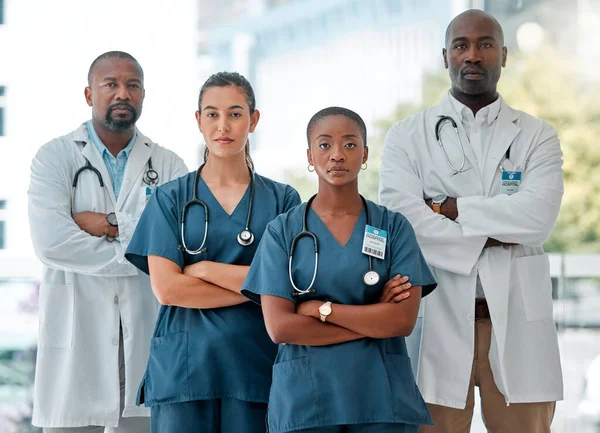 Hospital Trabalho Equipe Retrato Médicos Com Braços Cruzados Para Assistência — Fotografia de Stock