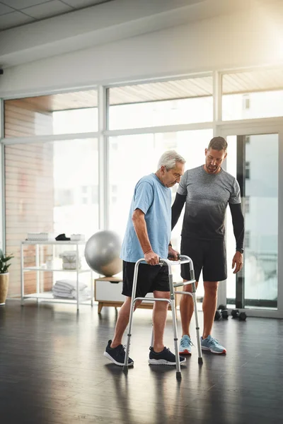 Övervakar Hans Patienter Framsteg Ung Manlig Fysioterapeut Som Hjälper Äldre — Stockfoto