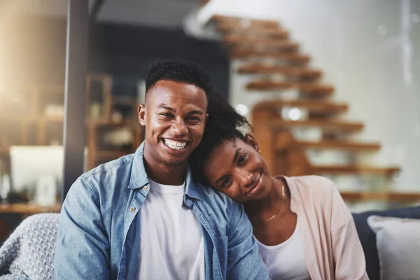 Hemma Det Bekvämaste Stället Att Vara Ett Lyckligt Ungt Par — Stockfoto