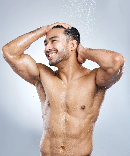 Homem Chuveiro Com Sorriso Limpeza Água Para Higiene Com Shampoo — Fotografia de Stock