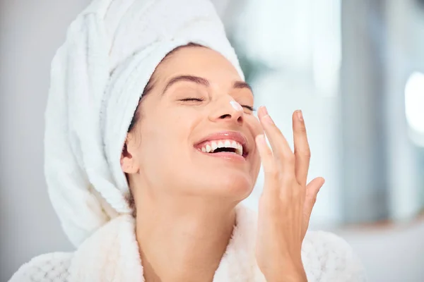 Péče Pleť Koupelna Pleťový Krém Pro Šťastnou Ženu Dermatologií Ranním — Stock fotografie