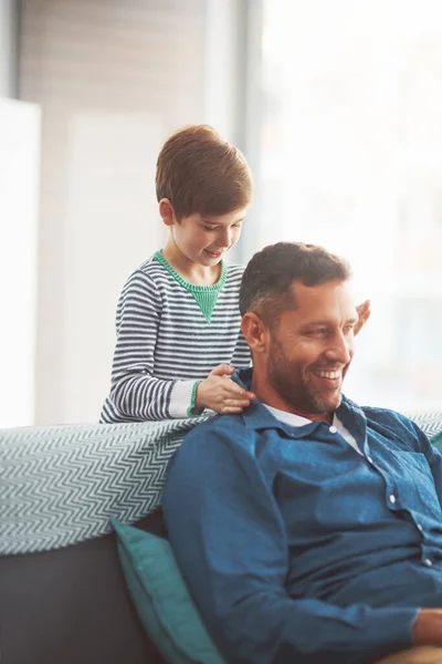 Hodně Dlužíš Tati Bezstarostný Malý Chlapec Dává Svému Otci Masáž — Stock fotografie