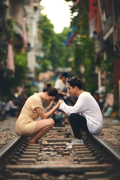 最高の日付は それらの自発的なものです ベトナムの街中の電車の線路でロマンチックな瞬間を共有する若いカップルは — ストック写真
