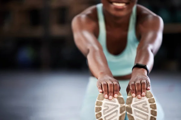 Spor Salonu Eller Egzersiz Için Bacak Esneten Mutlu Bir Kız — Stok fotoğraf