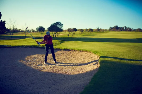 Pratik Profesyonelce Yapar Genç Bir Adam Golf Raundunda Sığınaktan Topa — Stok fotoğraf