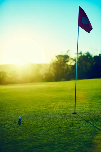 空荡荡的球场上的高尔夫球和旗帜 — 图库照片
