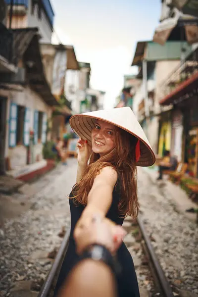 我们在迷人的地方度假 在游览外国城市时牵着伴侣的手的女人 — 图库照片