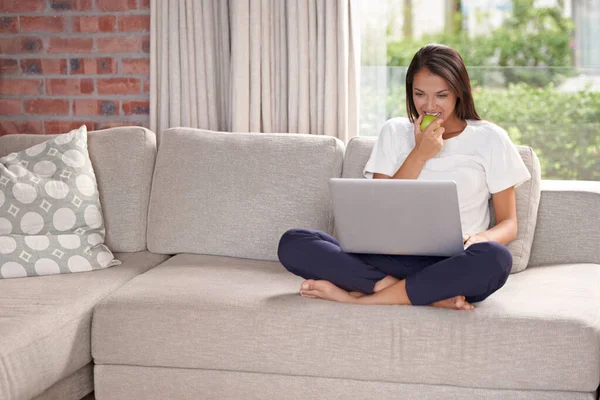 Laptop Jedzenie Jabłko Kobieta Domowej Sofie Internetem Streamingu Zdalnej Pracy — Zdjęcie stockowe