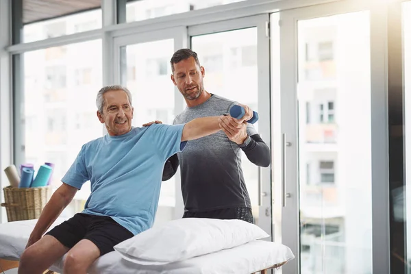 Armarna Rakt Ung Manlig Fysioterapeut Som Hjälper Äldre Patient Med — Stockfoto