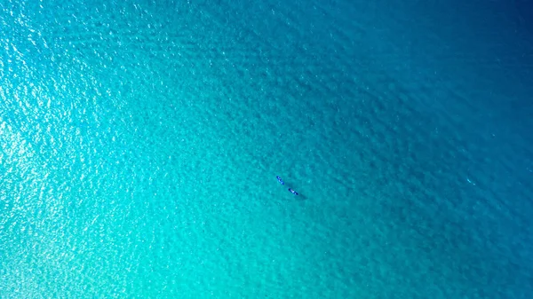 水を呼び出していると私は行かなければならない 海を渡る男と女のパドルボード — ストック写真