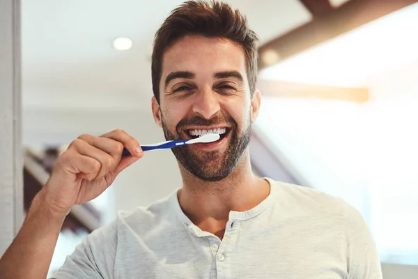 Zubní Portrétní Kartáčovací Zuby Mužem Koupelně Pro Čištění Ranní Rutinní — Stock fotografie