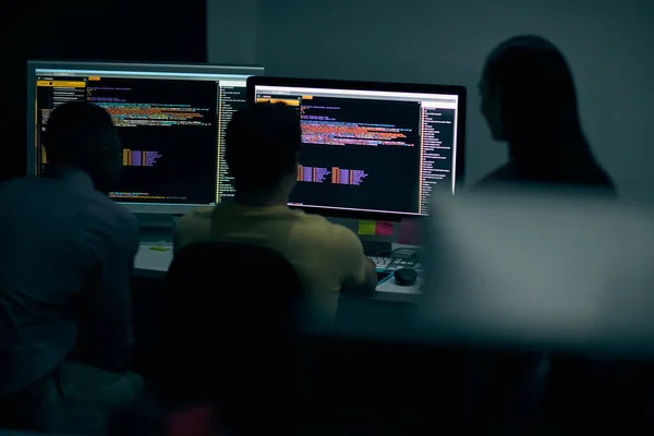 Siber Güvenlik Bulut Hesaplama Veriler Için Geceleri Adamlarıyla Programlama Kod — Stok fotoğraf