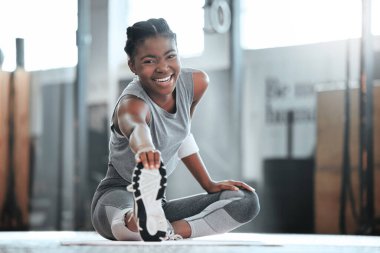 Spor salonu, mutlu ya da spor yapmak için bacaklarını esneten zenci kadın portresi ya da aktif fitness için vücut hareketi. Gülümse, sporcu ya da sağlıklı kız egzersiz yaparken gülümse esneklik ya da hareketlilik için ısıt.