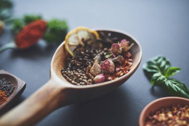 Yemeklerine bir tutam sihir ekle. bir çeşit baharat çeşidi.